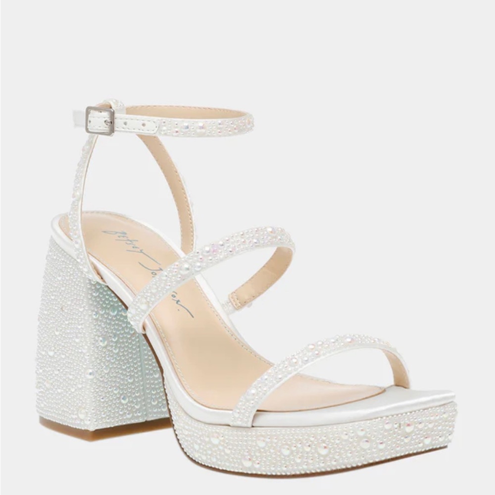 Betsey Johnson DENNI heel in ivory